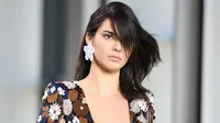  Model Kendall Jenner saat membawakan busana rancangan Michael Kors koleksi Spring/Summer 2017 dalam ajang New York Fashion Week  di Manhattan, AS (14/9). Kendall Jenner tampil cantik dengan gaun bermotif bunga. (AFP Photo/Angela Weiss)