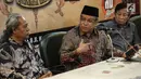Ketum PBNU KH Said Aqil Siroj berbincang dengan Budayawan KGPH Puger di acara Silaturrahim Kebudayaan di Gedung PBNU, Jakarta (28/7). Acara ini digagas oleh Lembaga Seni dan Budaya Muslimin Indonesia (Lesbumi) Nahdlatul Ulama.(Liputan6.com/Faizal Fanani)