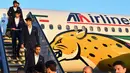 Para pemain Iran saat turun dari pesawat di Moskow Vnukovo airport, (5/6/2018). Iran berada satu grup dengan Spanyol, Portugal, dan Maroko. (AFP/Yuri Kadobnov)