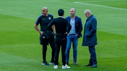 Pelatih Inter Milan, Luciano Spalletti (kiri) berbincang dengan asisten pelatih saat menyambangi stadion Camp Nou di Barcelona, Spanyol (23/10). Saat ini Inter Milan berada di posisi kedua dengan poin enam sama seperti Barcelona. (AP Photo/Joan Monfort)