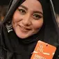 Anniesa Hasibuan, kini namanya sedang terdengar di mana-mana akibat kasus penipuan yang dilakukannya lewat biro perjalanan umrah Firs Travel miliknya. Di tahun 2016, ia juga mengejutkan lantaran hadir di New York Fashion Week. (Instagram/annisahasibuan)