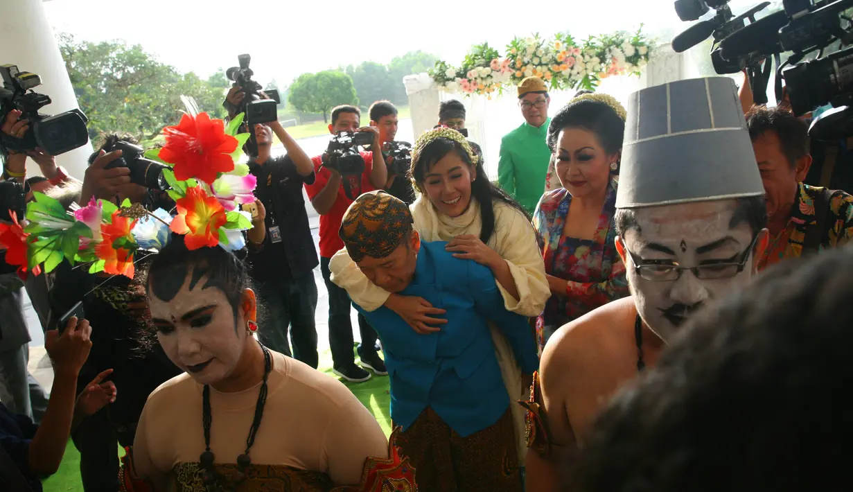 Salah satu pihak keluarga menyebutkan, air yang dipakai untuk prosesi adat tersebut diambil dari sembilan mata air berbeda, yaitu air zamzam dari Mekkah, sumur di masjid Sunan Kudus, sumur RA Kartini, dan sumur Keraton Surakarta. (Nurwahyunan/Bintang.com)