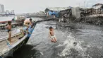 Anak-anak bermain air di kawasan pantai penuh sampah yang terbawa arus di Muara Angke, Jakarta, Rabu (10/2). Genangan sampah yang terbawa arus oleh angin musim barat ini tak menyurutkan anak-anak untuk bermain air. (Liputan6.com/Faizal Fanani)