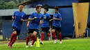 Jelang berlaga di kualifikasi Grup H Piala Asia 2016, timnas Korea Selatan U-23 melakukan latihan perdana di Lapangan C Senayan, Jakarta, (21/3/2015). Tampak, pemain timnas Korsel U-23 saat melakukan jogging. (Liputan6.com/Helmi Fithriansyah)