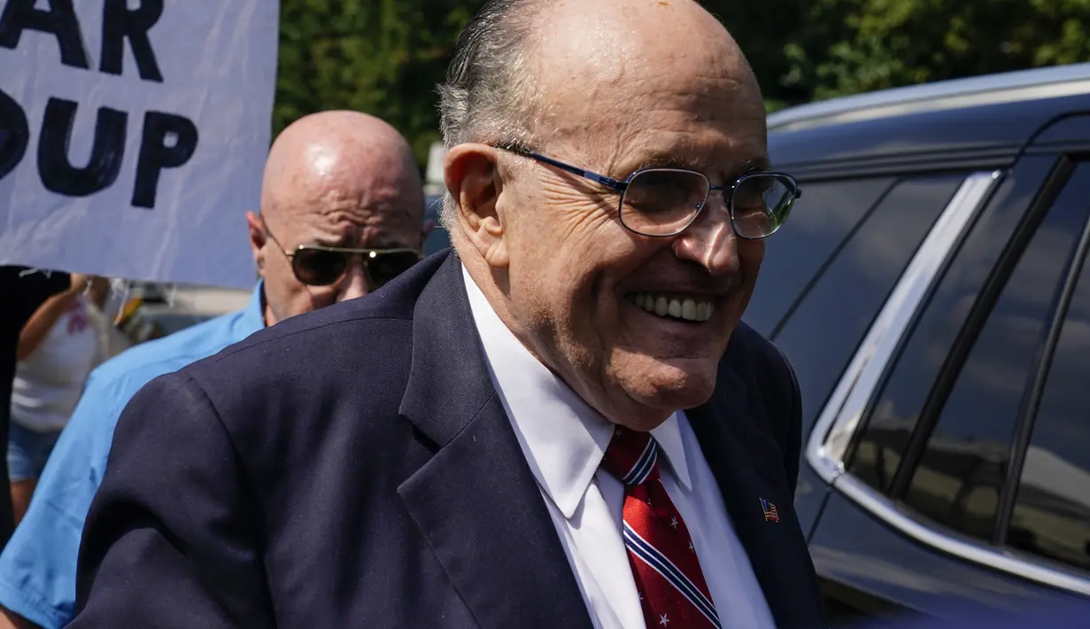 Giuliani dituduh memelopori upaya Trump untuk memaksa anggota parlemen negara bagian di Georgia dan negara bagian lain yang bersaing ketat dalam pemilu presiden tahun 2020, untuk mengabaikan kehendak para pemilih dan secara ilegal menunjuk para pemilih electoral college yang menguntungkan Trump. (AP Photo/Brynn Anderson)