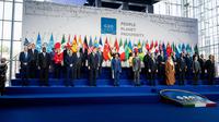 Para pemimpin negara G-20 berpose dalam of World Leaders Summit di La Nuvola, Roma, Italia, pada 30 Oktober 2021.(dok. Erin SCHAFF / POOL / AFP)