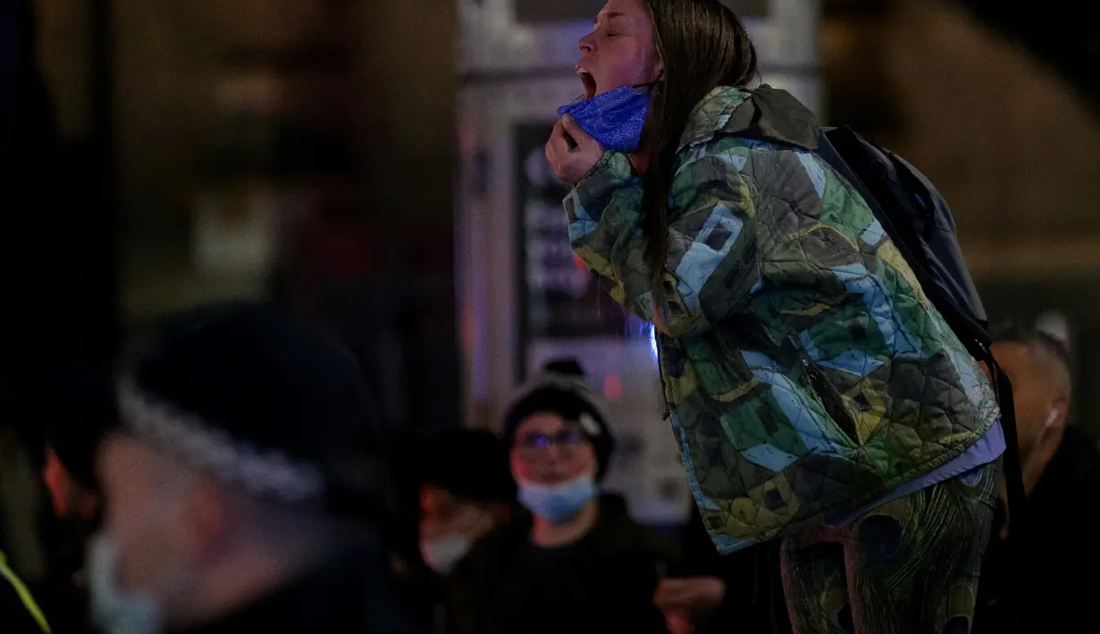 Seorang wanita berteriak saat melakukan aksi protes menentang perpanjangan lockdown untuk menekan penyebaran Covid-19 varian delta di Melbourne, Australia, Kamis (5/8/2021). (AFP/Con Chroinis)