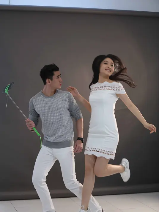 Natasha Wilona dan Verrel Bramasta di sela-sela sesi pemotretan, di kawasan Ciputat, Banten, Sabtu (28/1/2017). Keduanya akan terlibat dalam satu sinetron Anak Sekolahan yang ditayangkan SCTV. (Nurwahyunan/Bintang.com)