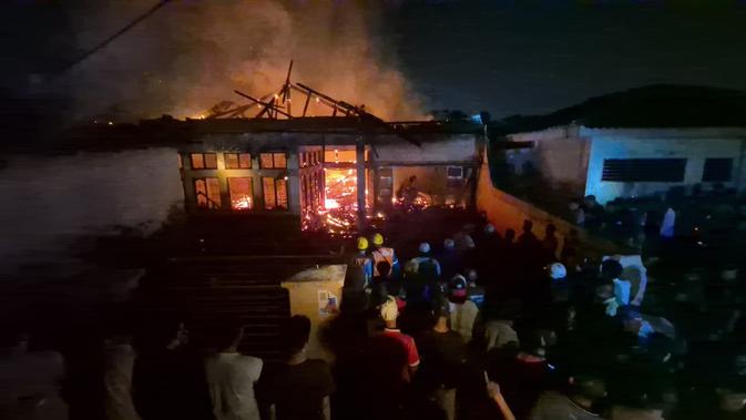 Saat Kebakaran Rumah Penyimpanan Kardus Buat Warga Depok Kompak Gotong Mobil