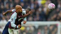 Donyell Malen dari Aston Villa berebut bola dengan Djed Spence dari Tottenham dalam pertandingan Premier League antara Tottenham Hotspur dan Aston Villa di London, Minggu, 19 Oktober 2025. (AP Photo/Joanna Chan)&nbsp;&nbsp;&nbsp;