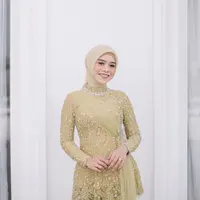 Lesti tampak begitu anggun saat mengenakan kebaya modern berwarna hijau dengan detail full payet. Kebaya tersebut juga dilengkapi dengan  kain tile yang dibentuk layaknya selendang. [Instagram/renzilazuardi]