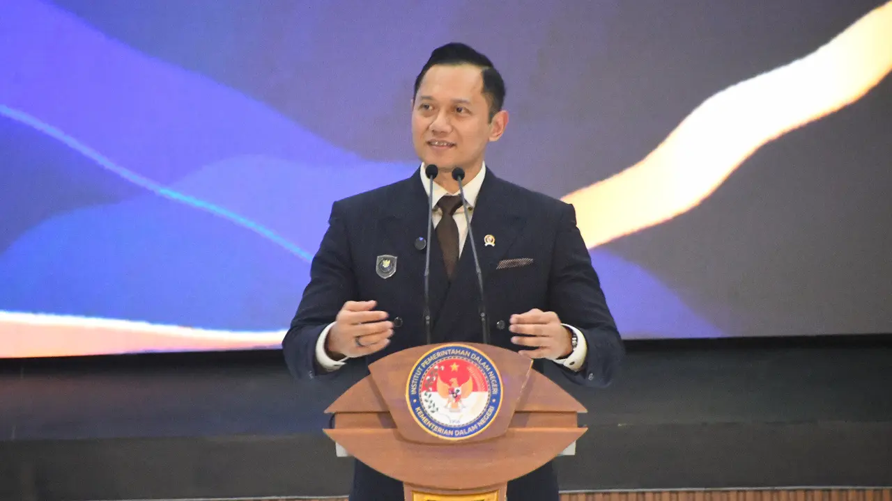 Agus Harimurti Yudhoyono meresmikan tiga gedung Fakultas baru Institut Pemerintahan Dalam Negeri.