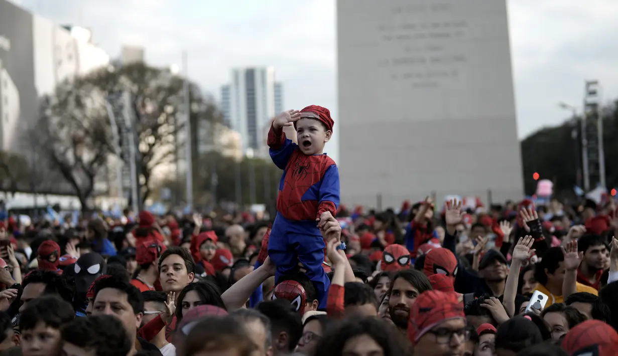 "Saya ingin mengumpulkan 700 orang dan dari hasil penghitungan kami, jumlahnya lebih dari itu. Kami memiliki lebih dari 1.000 tanda tangan," katanya kepada para wartawan di acara tersebut. (AP Photo/Rodrigo Abd)