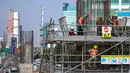 Aktivitas pekerja di lokasi proyek pembangunan busway layang Ciledug-Tendean di kawasan Mampang, Jakarta, Kamis (6/8/2015). Pengerjaan tiang fondasi jalan layang Koridor XIII direncanakan rampung pada Agustus 2015 ini. (Liputan6.com/Yoppy Renato)
