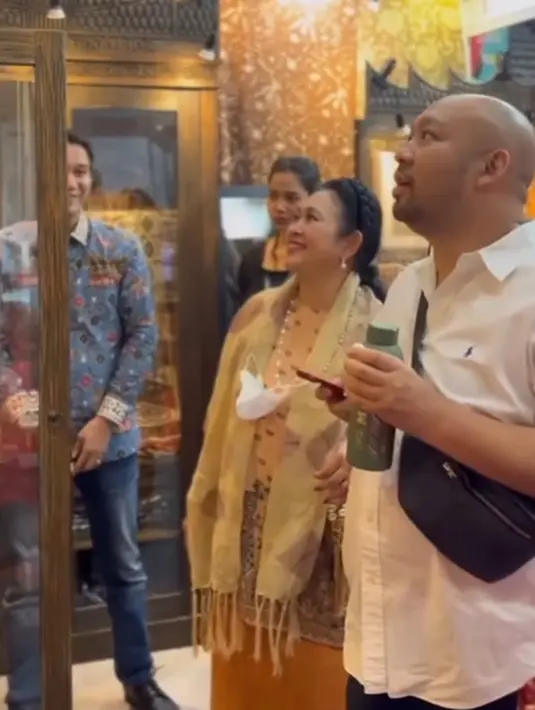 Titiek Soeharto hadir di Inacraft selepas hadiri syukuran Prabowo sebagai Jenderal Bintang 4. Bersama sang putra, Didiet, Titiek datang ke Inacraft untuk berbelanja kain. [@titiek.soeharto]
