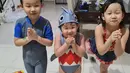 Ketiganya terlihat akur, ya! Ini saat mereka bersiap jadi 'baby shark' dan nyemplung ke kolam renang rubber di rumah. (Foto: Instagram @hendrasansan)