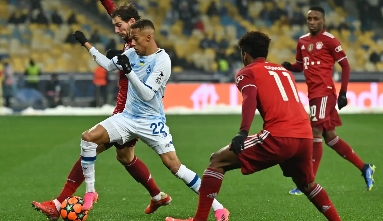 Gelandang Bayern Munchen Leon Goretzka berebut bola dengan pemain depan Dynamo Kiev Vitinho pada matchday kelima Grup E Liga Champions di NSC Olympiyskiy, Rabu (24/11/2021). Bayern Munchen menang tipis saat bertamu ke markas Dynamo Kiev dengan skor 2-1. (GENYA SAVILOV / AFP)