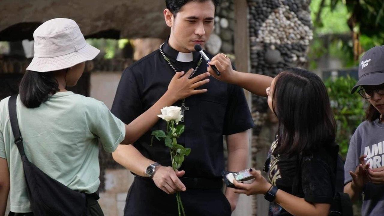 Jerome mengungkapkan bahwa peran romo yang ia mainkan adalah pengalaman yang sangat berkesan dan akan selalu diingat sepanjang hidupnya!<br>