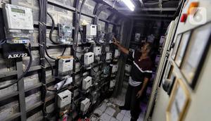 Penjaga melakukan pengecekan meteran listrik di salah satu area rumah susun di Jakarta, Senin (21/4/2025). (Liputan6.com/Angga Yuniar)