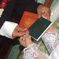 Supaya pernikahanmu dinyatakan legal oleh negara, maka sebaiknya buatlah e-KTP dari sekarang juga. (Foto: nirnayunika.blogspot.com)