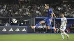 Pemain Italia, Davide Frattesi, mencetak gol apik ke gawang Bosnia-Herzegovina dalam laga uji coba internasional terakhir jelang Euro 2024 di Stadio Carlo Castellani, Senin (10/6/2024). (Massimo Paolone/LaPresse via AP)