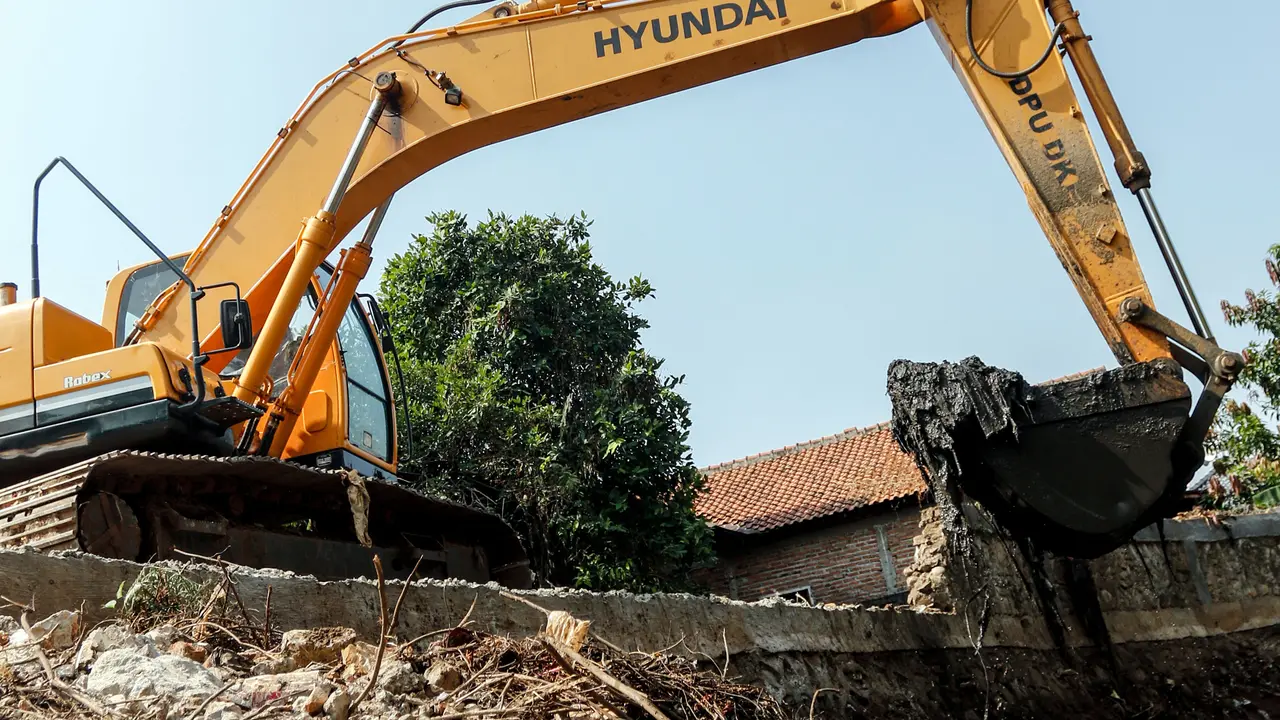 20150824-Pendangkalan, Dua Ekskavator Keruk Lumpur Kali Krukut-Jakarta