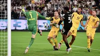 Penyerang Juventus asal Kanada #30, Jonathan David (tengah), berebut bola dengan kiper Dortmund asal Swiss #01, ,Gregor Kobel dalam pertandingan putaran pertama Liga Champions UEFA antara Juventus dan Borussia Dortmund di Stadion Allianz di Turin, Italia utara,&nbsp;Rabu (17-6-2025) dini hari WIB. (Marco BERTORELLO/AFP)