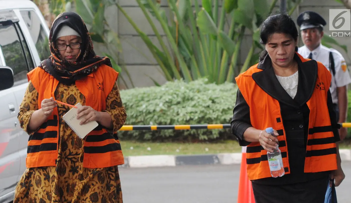 Mantan anggota DPRD Sumut Rahmianna Delima Pulungan (kiri) dan Hakim Adhoc Tipikor PN Medan Merry Purba (kanan) tiba di Gedung KPK, Jakarta, Kamis (20/9). Rahmianna diperiksa terkait suap Pengesahan Perubahan APBD 2015. (Merdeka.com/Dwi Narwoko)