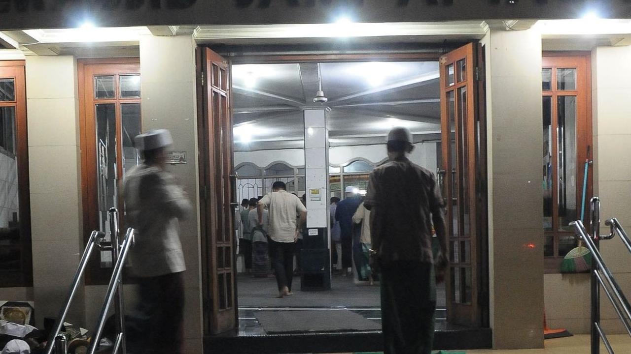 Foto-foto yang diambil pada malam pertama Ramadan ini menunjukkan ribuan umat Muslim memadati masjid masjid di Jakarta. Foto: merdeka.com / Imam Buhori<br>