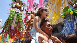 Seorang anak yang duduk di atas pundak ayahnya menikmati The Star Japan Festival di Hiratsuka,Tokyo, Jumat (7/7). Festival ini diadakan setahun sekali, setiap tanggal tujuh di bulan tujuh. (AP/Koji Sasahara)