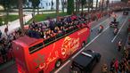 Para pemain timnas Maroko melakukan selebrasi di atas bus dan melambaikan tangan ke publik saat parade di Rabat , Maroko, 20 Desember 2022. Timnas Maroko mendapat sambutan hangat di negaranya setelah berhasil meraih juara keempat Piala Dunia 2022. (AP Photo/Mosa'ab Elshamy)