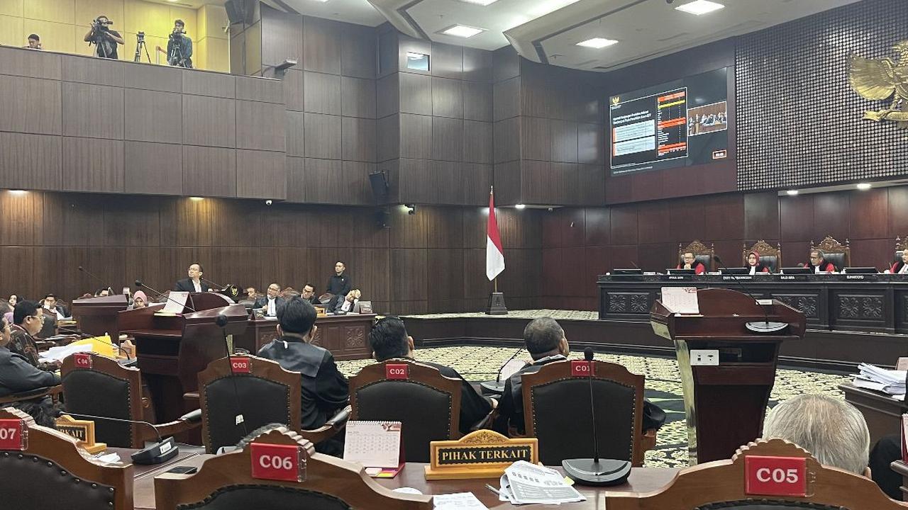 "Namun, setelah Mahkamah sandingkan dengan alat bukti yang diajukan oleh termohon dan alat bukti yang diajukan oleh pihak terkait terdapat perbedaan," kata Guntur.
