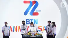 Direktur Utama BTN (Persero) Haru Koesmahargyo (tengah) potong tumpeng dalam perayaan HUT BTN ke-72 di Jakarta, Rabu (9/2/2022). Memasuki usia ke-72 tahun Bank BTN berkomitmen untuk menjadi pendamping pemerintah dan memegang peranan dalam pembiayaan perumahan. (Liputan6.com/HO/BTN)