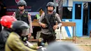 Dua polisi bersenjata laras panjang bersiaga di jalur pantura Jalan Jenderal Ahmad Yani, Bypass, Kota Cirebon, Kamis (22/6). Selama arus mudik Lebaran, pasukan bersenjata lengkap diterjunkan guna mengantisipasi gangguan keamanan (Liputan6.com/Johan Tallo)
