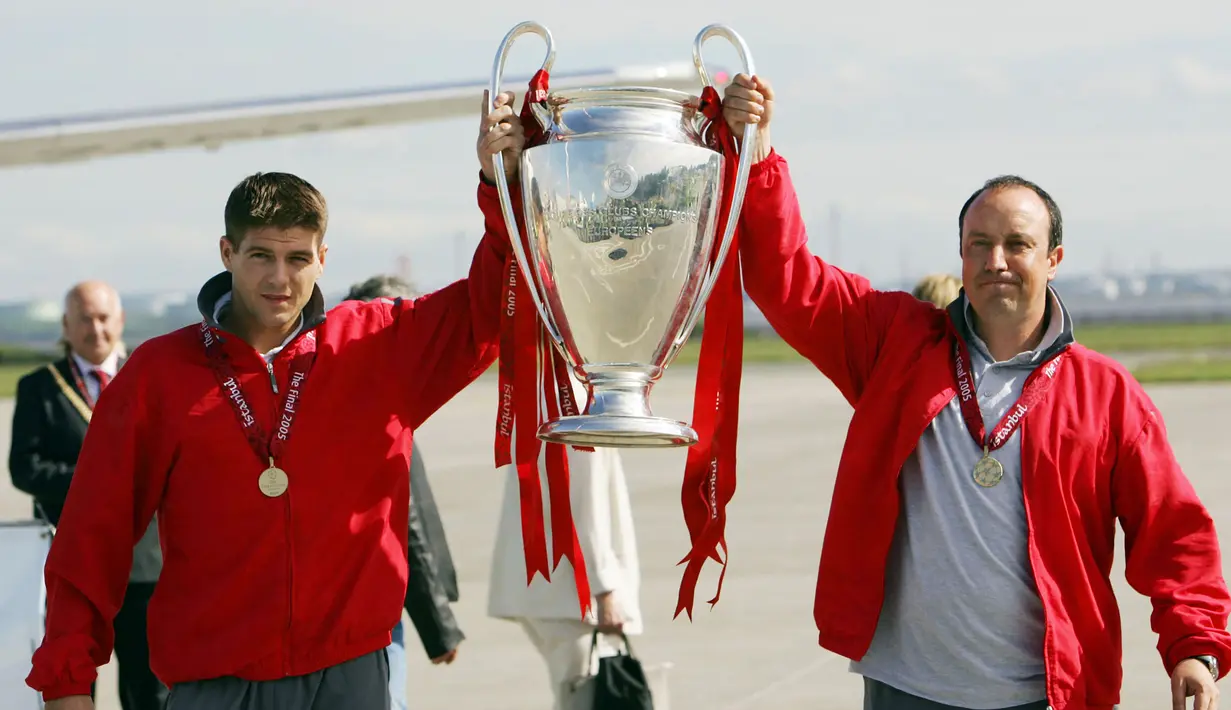 <p>Rafael Benitez. Pelatih berusia 62 tahun dan terakhir mengarsiteki Everton awal musim ini yang kemudian dipecat Januari 2022 lalu, menjadi satu-satunya pelatih asal Spanyol yang mampu menjuarai Liga Champions bersama klub non-Spanyol. Ia meraihnya bersama Liverpool pada musim 2004/2005 namun gagal mengulanginya di musim 2006/2007 usai kalah di partai final. (AFP/Martyn Harrison)</p>
