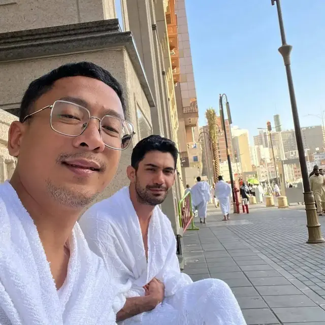 7 Potret Reza Rahadian yang Kini Jalani Umrah, Sosoknya Tuai Banyak Sorotan