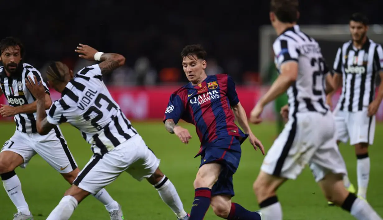 Lionel Messi berusaha melewati hadangan pemain Juventus di laga final Liga Champions 2014-2015 di Olympiastadion, Berlin, Minggu (7/6/2015). Barcelona keluar sebagai pemenang dengan skor 3-1. (AFP Photo/Patrik Stollarz)