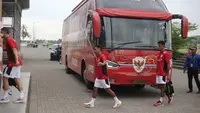 Ricky Kambuaya dan Beckham Putra berjalan meninggalkan bus Timnas Indonesia. (Bola.com/Alit Binawan)