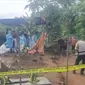 Ekshumasi di makam korban meninggal dunia akibat ledakan gas CNG di Kecamatan Cibadak Kabupaten Sukabumi, (Liputan6.com/Fira Syahrin)