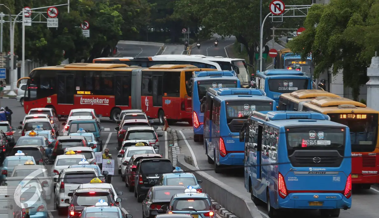 Bus Trans-Jakarta melintas di kawasan Harmoni, Jakarta, Kamis (1/12). Direktur Utama Transjakarta Budi Kaliwono menyatakan bus Transjakarta di koridor 1 sampai koridor 12 akan tetap beroperasi pada Jumat (2/12) mendatang. (Liputan6.com/Immanuel Antonius)