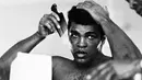 Seorang entertainer sejati dan legenda dalam dunia tinju, pada 30 Oktober 1974 Muhammad Ali menang KO atas George Foreman pada laga "Rumble in the Jungle" yang disaksikan 60 ribu orang di Stadion Kinshasa dan jutaan lainya di televisi. (AFP)