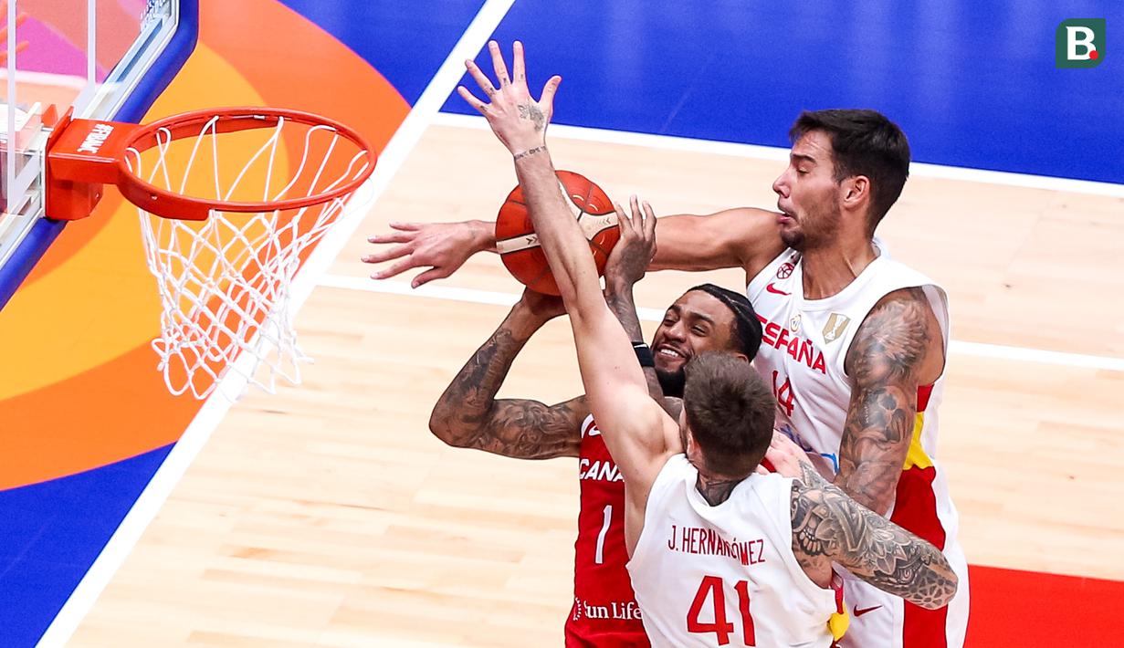 Pebasket Kanada, Nickeil Alexander-Walker berusaha mencetak poin dibayangi pebasket Spanyol, Willy Hernangomez (kanan) dan Juancho Hernangomez pada laga Grup L Piala Dunia FIBA 2023 di Indonesia Arena, Senayan, Jakarta, Minggu (03/09/2023). Kanada lolos ke babak perempat final setelah menang dengan skor 88-85. (Bola.com/Bagasakara Lazuardi)
