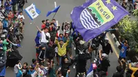 Para pendukung Persib Bandung yang dikenal dengan sebutan bobotoh melakukan pawai di Kota Bandung, Sabtu (1/6/2024) untuk menyambut kedatangan skuad Persib Bandung usai menjadi juara Championship Series BRI Liga 1 2023/2024. (Bola.com/M Iqbal Ichsan)