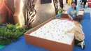 Seorang anak bermain di salah satu wahana hIPlay Playground di Lippo Mall Puri, Jakarta. Kehadiran wahana interaktif tersebut menjadi bagian dari pengenalan sejumlah karakter dan cerita kekayaan intelektual (IP) lokal Indonesia kepada masyarakat. (KLY/Budy Santoso)