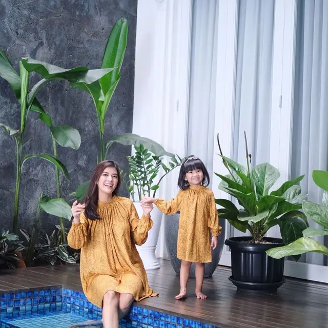 7 Gaya Raya Kohandi dan Putrinya Pakai Baju Kembar Ini Stylish Banget