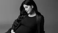 Inspirasi Long Dress ala Annisa Pohan, Cocok untuk Maternity Shoot Ibu Hamil Usia 40an
