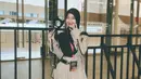 Melihat unggahan Adiba Khanza, banyak netizen yang baru mengetahui jika Adiba adalah seorang Kpopers. Adiba tampil dengan dress warna krem dipadukan dengan outer warna senada. Kakak Abidzar ini mengenakan jilbab warna hitam yang selaras dengan aksen garis pada outernya dan sepatu boots yang dikenakannya. Tak lupa Adiba membawa lightstick agar konser makin seru. (Liputan6.com/IG/@adiba.knza)