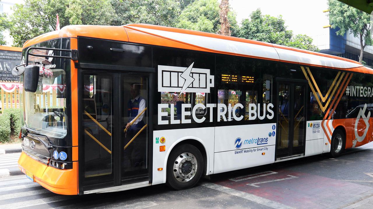 Cuma Butuh Waktu 2 Jam, di Sini Bus Listrik Transjakarta Dicas
