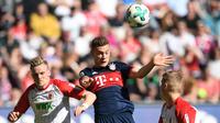 Bek Augsburg incaran MU, Philipp Max (kiri) saat berlaga di ajang Bundesliga. (Christof STACHE / AFP)