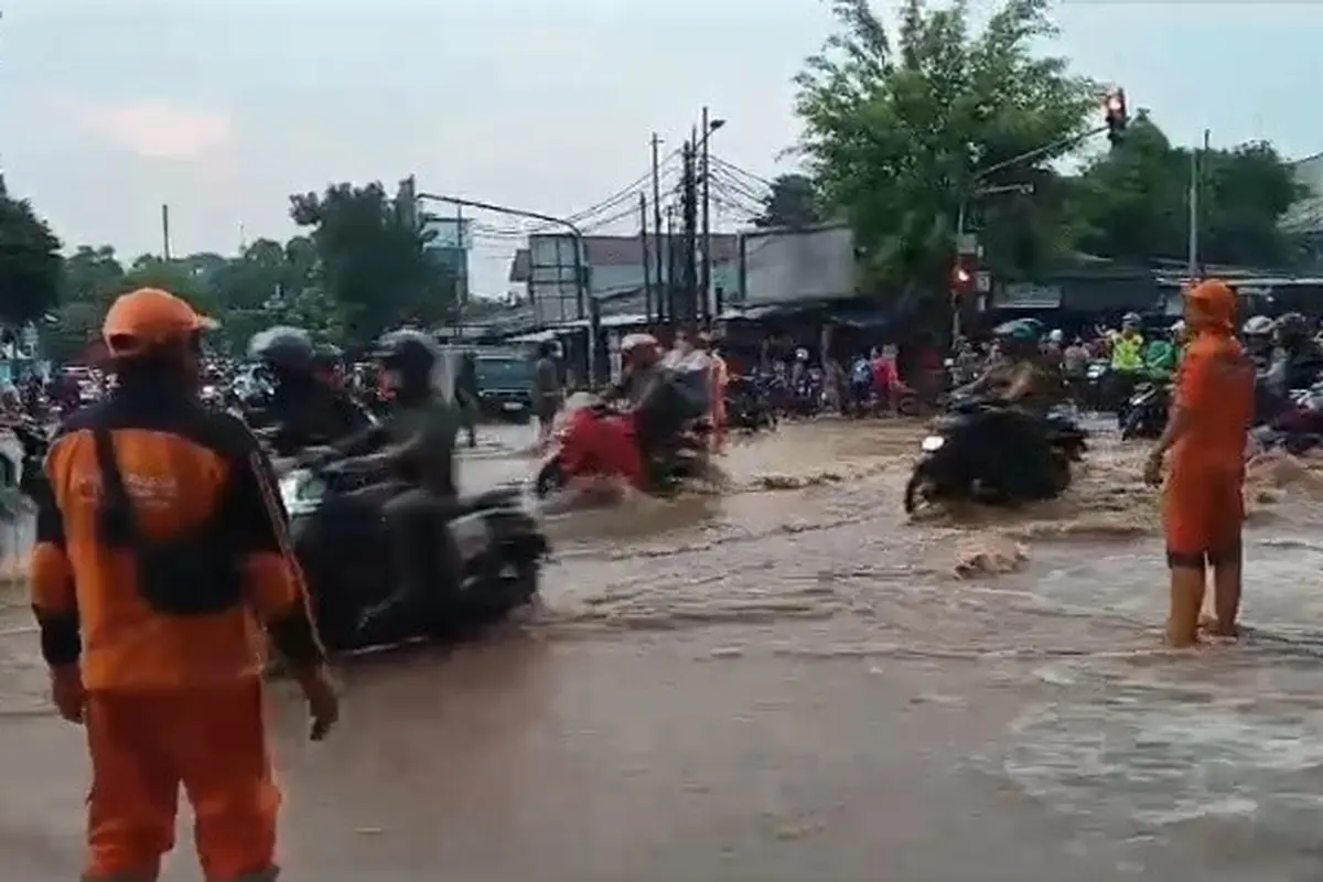 Penampakan Banjir di Jalan Raya Bogor KM 19 (HEK), Kramat Jati, Jakarta Timur.